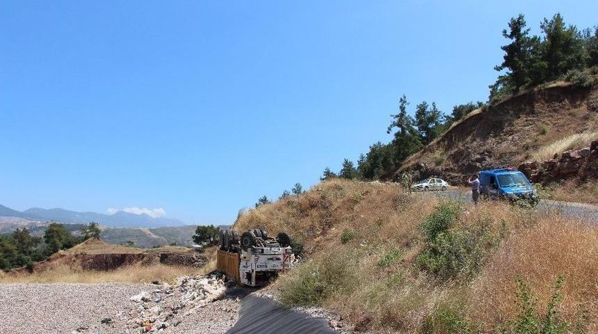 &Ccedil;&ouml;pl&uuml;kte Kamyon Devrildi: 1 Yaralı