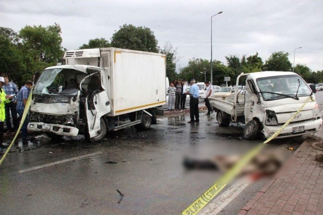 &Ouml;l&uuml;ml&uuml; Kazayı İzleyenler Fotoğraf &Ccedil;ekmek İ&ccedil;in Yarıştılar