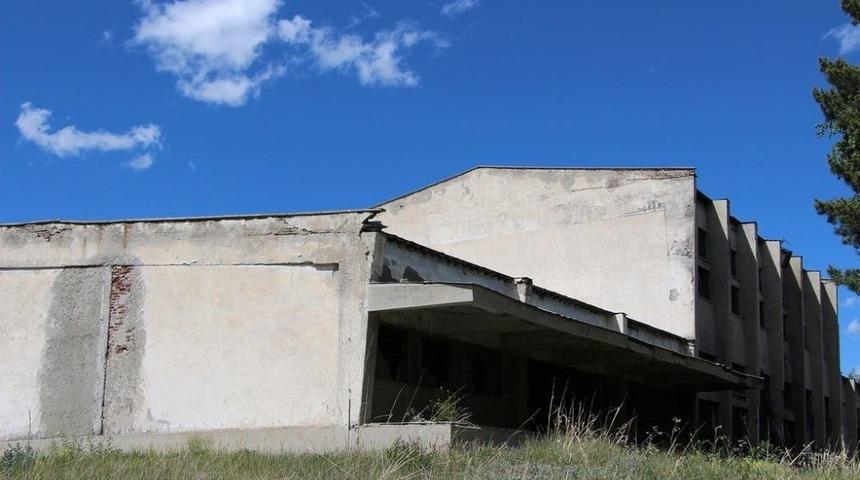Eski S&uuml;t Fabrikası Hizmet Binası Yıkılarak Harabeye D&ouml;nd&uuml;