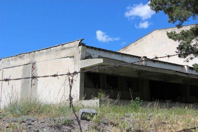 Eski S&uuml;t Fabrikası Hizmet Binası Yıkılarak Harabeye D&ouml;nd&uuml; 1