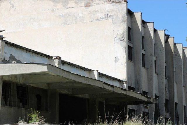 Eski S&uuml;t Fabrikası Hizmet Binası Yıkılarak Harabeye D&ouml;nd&uuml; 2