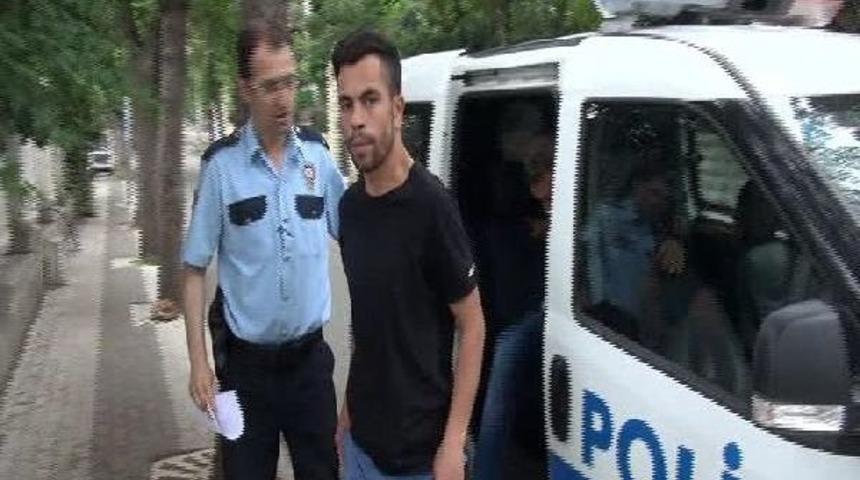 B&uuml;y&uuml;kada'daki "cep Telefonlu Taciz" Ş&uuml;phelisi İranlı Tutuklandı (1)