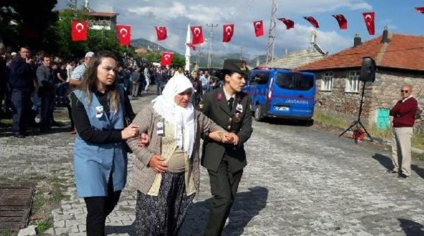 Şehit Uzman &Ccedil;avuş Erol'un Cenazesi Konya'ya Getirildi (2)