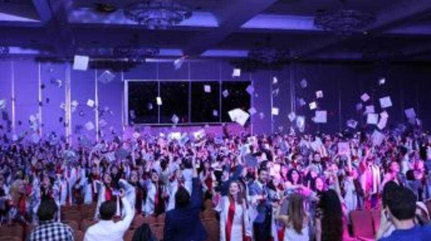 Yeni Y&uuml;zyıl &Uuml;niversitesi Mezunlarını Coşkuyla Uğurladı