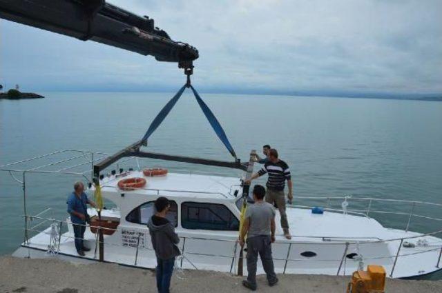 Sinop'ta Tır Dorsesinde Taşınan Tekneye Ilgi