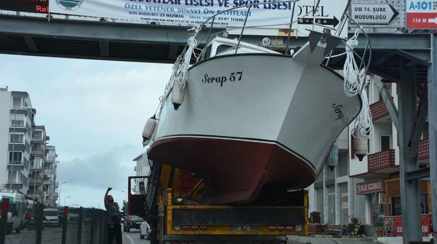 Vin&ccedil;le Taşınan Tekne &Uuml;st Ge&ccedil;ide &Ccedil;arptı