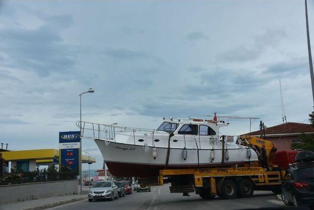 Vinçle Taşınan Tekne Üst Geçide Çarptı