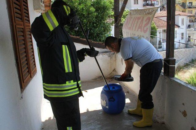 Evin Balkonuna Giren Yılanı İtfaiye Çıkarttı