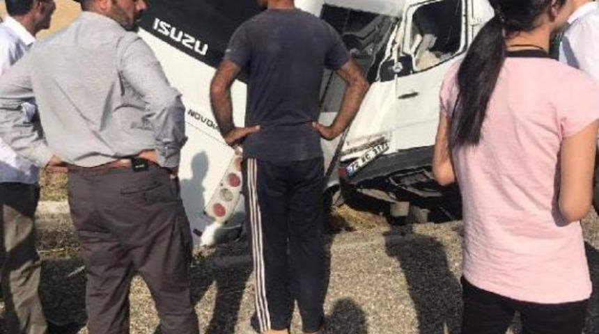Diyarbakır'da Polis Aracıyla Minib&uuml;s Carpıştı: 2 &Ouml;l&uuml;, 9'u Polis 19 Yaralı