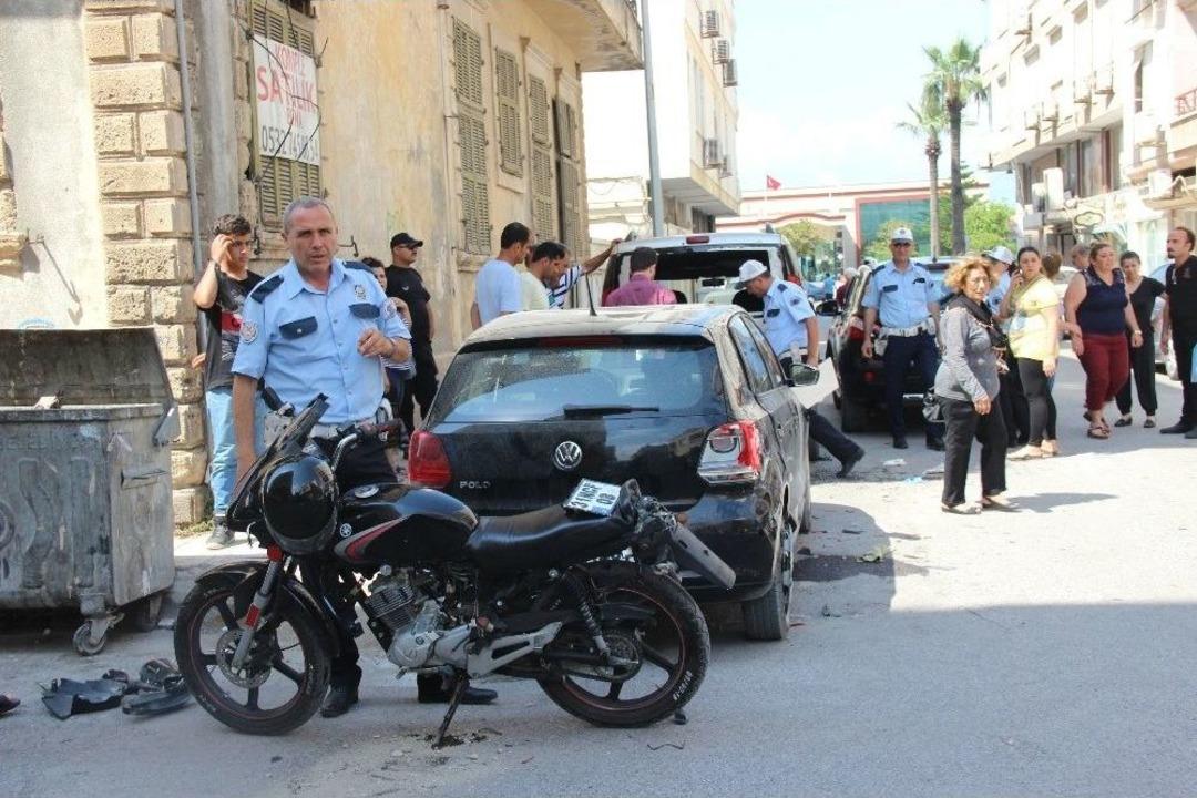 Otomobilin &Ccedil;arptığı Motosikletli Aracın Camından İ&ccedil;eri Girdi