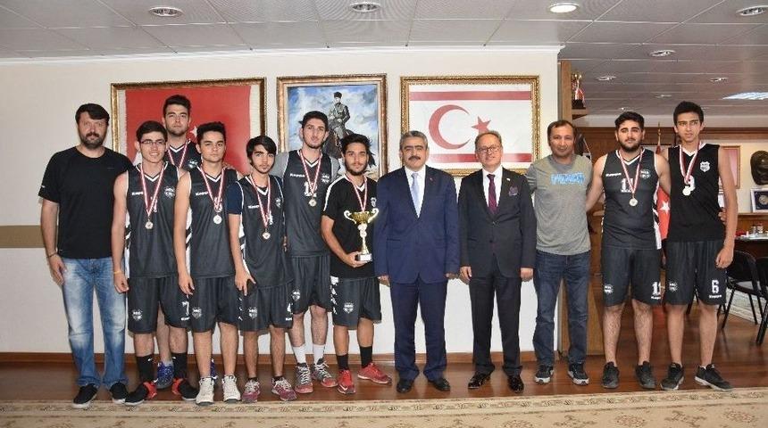 Şampiyonlar Kupalarını Başkan Alıcık&rsquo;a Teslim Ettiler