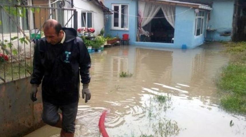 &Ccedil;orlu'da Yağmur Etkili Oldu, Eğitim U&ccedil;uşları Iptal Edildi (2)