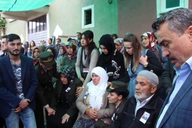 Şehit Uzman Çavuş Erol'un Cenazesi Konya'ya Getirildi (3)