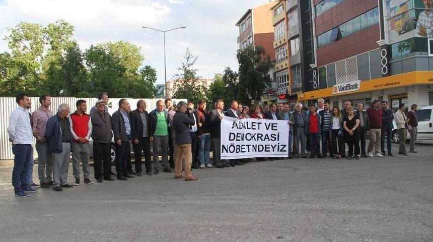 Adalet İ&ccedil;in 2 Dakikalık "duran Adam" Eylemi