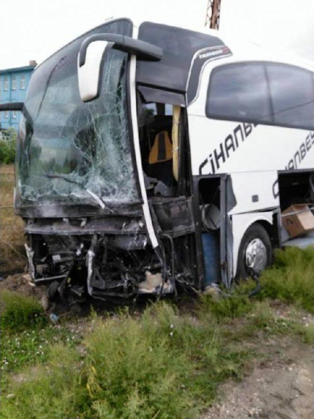 Otomobil, Yolcu Otobüsünün Altına Girdi: 1 Ölü