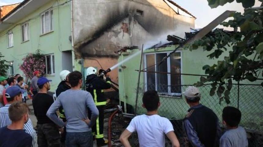 Ev Ve Samanlık Küle Döndü