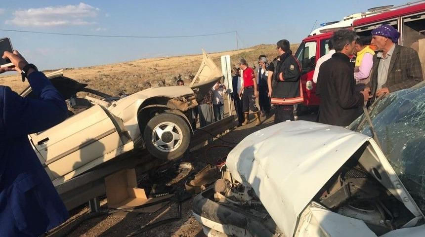 Şanlıurfa&rsquo;da Otomobiller Kafa Kafaya &Ccedil;arpıştı: 7 Yaralı