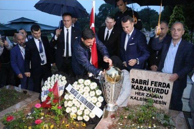 Beşiktaş, Şehit Emniyet M&uuml;d&uuml;r&uuml;n&uuml;n Mezarına Şampiyonluk Kupasını G&ouml;t&uuml;rd&uuml; 1