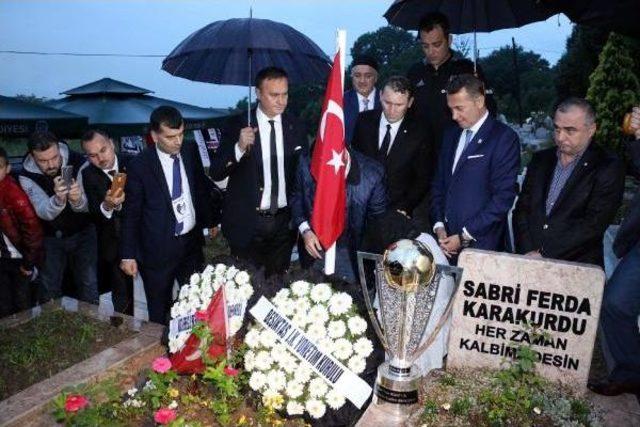 Beşiktaş, Şehit Emniyet M&uuml;d&uuml;r&uuml;n&uuml;n Mezarına Şampiyonluk Kupasını G&ouml;t&uuml;rd&uuml; 2