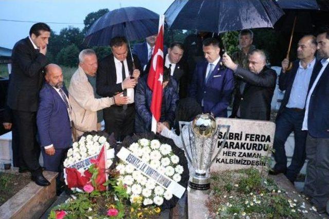 Beşiktaş, Şehit Emniyet Müdürünün Mezarına Şampiyonluk Kupasını Götürdü