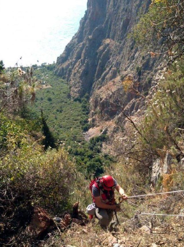 Kayalıklarda Mahsur Kalan &Uuml;niversite &Ouml;ğrencileri Kurtarıldı&nbsp; 1