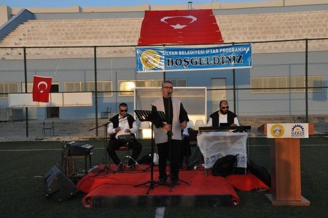 Silvan&rsquo;da 3 Bin Kişi Kardeşlik Sofrasında İftar Yaptı