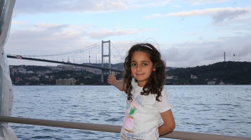 Y&uuml;ksekovalı Yağmur Boğaz K&ouml;pr&uuml;s&uuml;n&uuml;n Gece Manzarasını İzledi