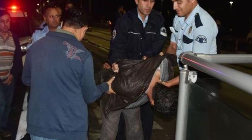 Kaçtığı Otomobille Polis Aracına Çarpan Rögar Kapağı Hırsızı Yakalandı