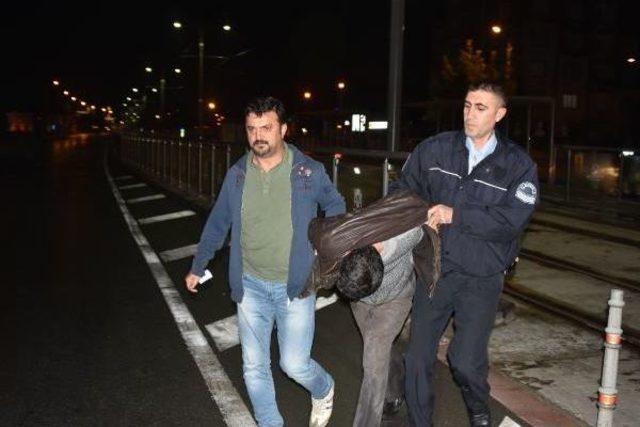 Kaçtığı Otomobille Polis Aracına Çarpan Rögar Kapağı Hırsızı Yakalandı