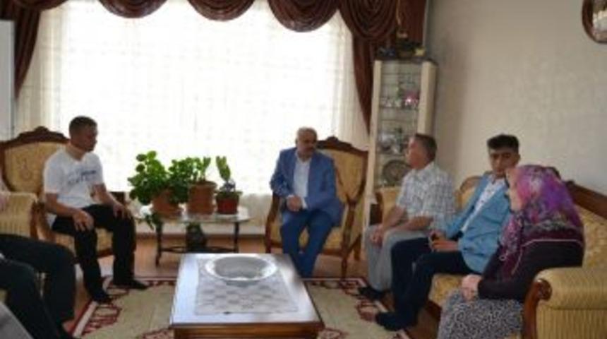 Vali&rsquo;den Yaralı Uzman &Ccedil;avuş&rsquo;a Ziyaret