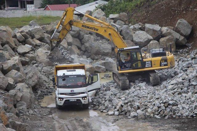 Dağı Delip Taşı Çıkartıyor, Yurt Dışına İhraç Ediyor