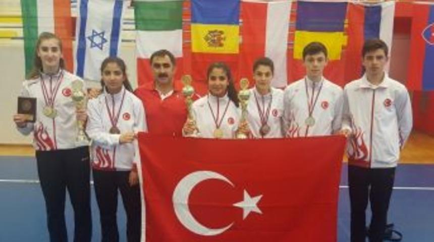 Erzincanlı Badmintoncular Sırbistan&rsquo;dan Madalyayla D&ouml;nd&uuml;