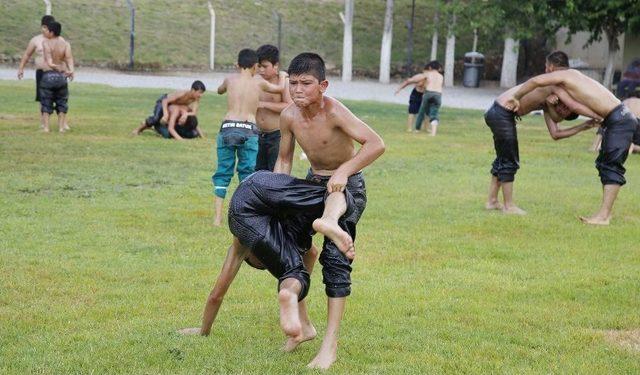 Döşemealtı’nın Minik Pehlivanları Kırkpınar’a Hazırlanıyor