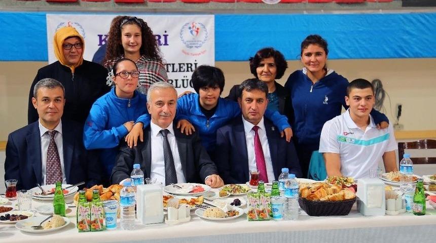 Vali Kam&ccedil;ı Şampiyon Sporcularla İftar Yaptı