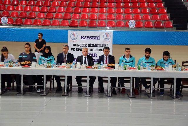 Vali Kamçı Şampiyon Sporcularla İftar Yaptı