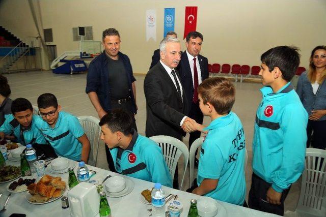 Vali Kamçı Şampiyon Sporcularla İftar Yaptı