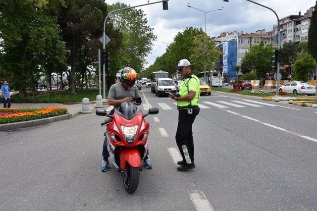 Kusurlu Araç Ve Sürücülere Geçit Yok