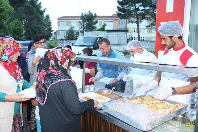 Aynı Sofrada Olmanın Mutluluğu Yaşanıyor 1