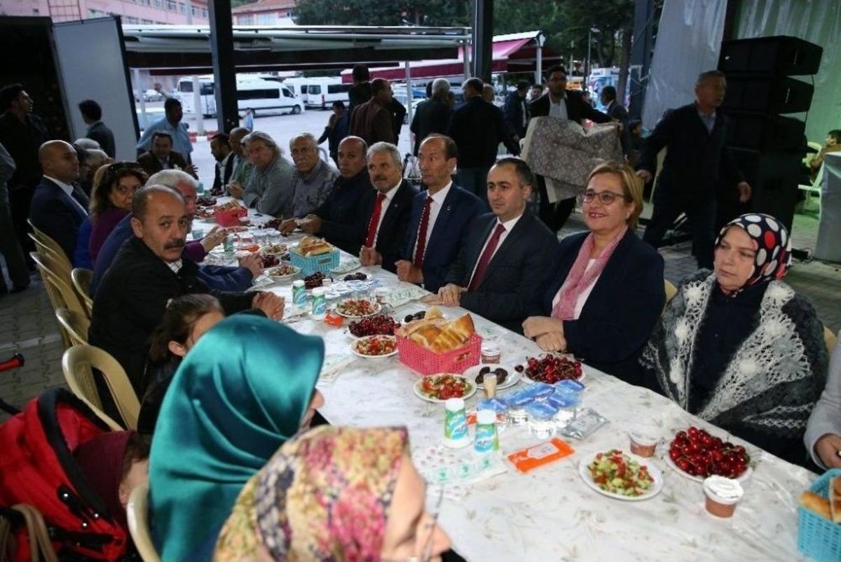 Konak&rsquo;tan Şaphane&rsquo;ye Kardeşlik Sofrası