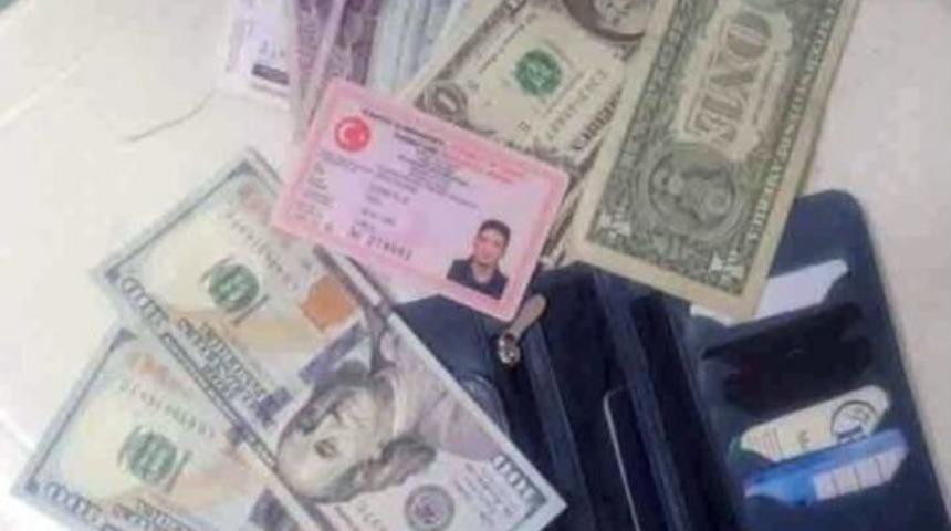 Havalimanı &Ccedil;alışanı Bulduğu Parayı Polise Teslim Etti