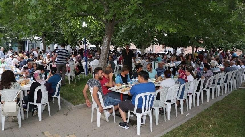Burhaniye&rsquo;de Mahalle İftarları Devam Ediyor