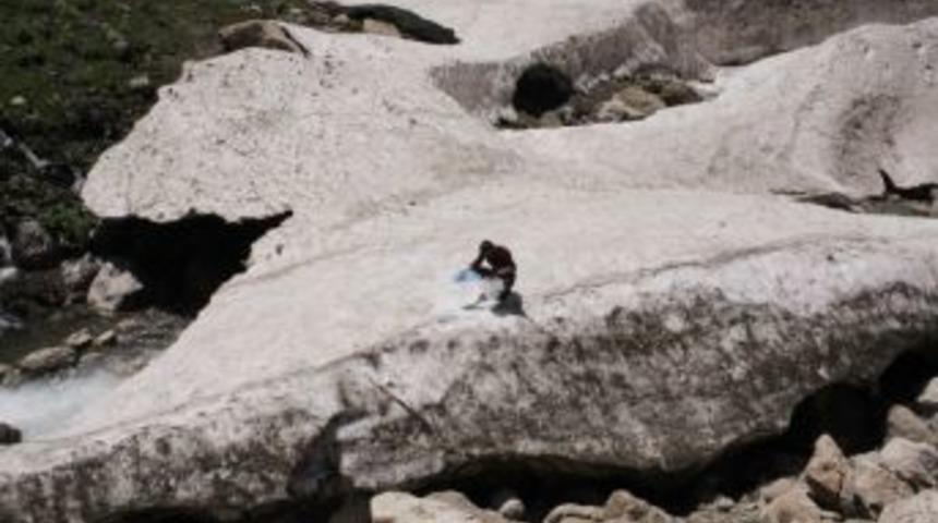 Kar İ&ccedil;in Kilometrelerce Y&uuml;r&uuml;yorlar