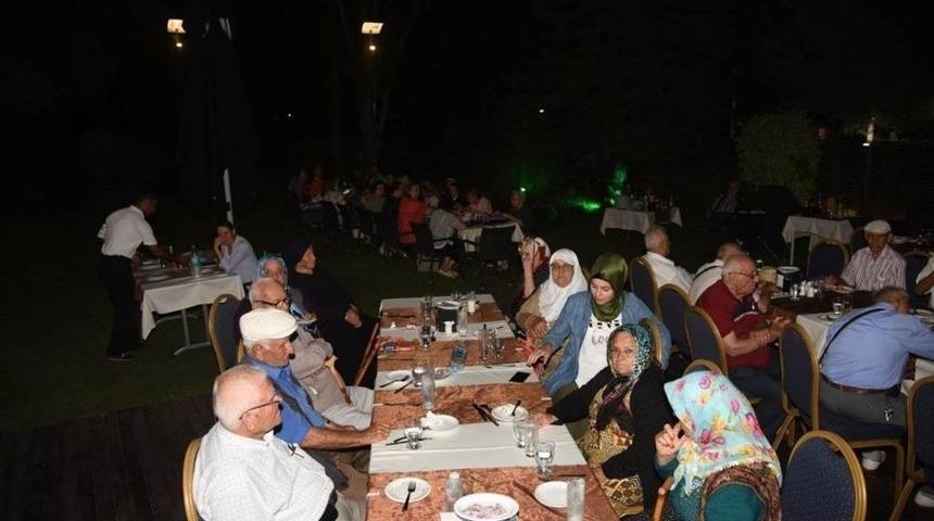 Vali Demirtaş, Huzurevi Sakinleriyle Bir Araya Geldi