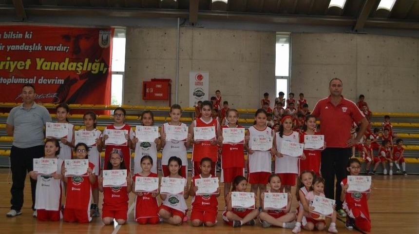 L&uuml;leburgaz 12 Dev Adam Basketbol Okulu Sezonu Kapattı