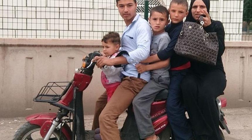 Trafikte Elektrikli Bisikletteki 5 Kişinin Tehlikeli Yolculuğu