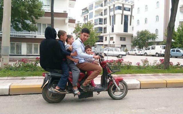 Trafikte Elektrikli Bisikletteki 5 Kişinin Tehlikeli Yolculuğu