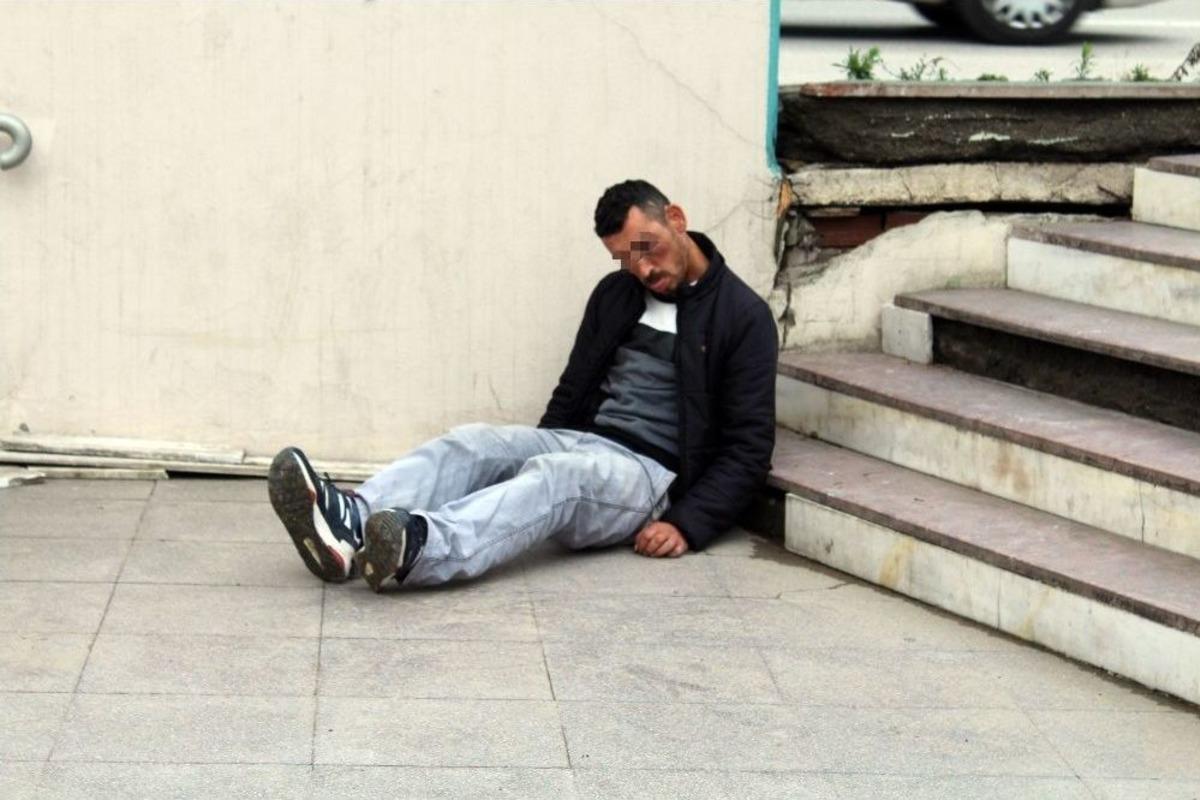 Kendinden Ge&ccedil;ip Yere Yığıldı, Ambulans Ve Polisi G&ouml;r&uuml;nce B&ouml;yle Ka&ccedil;tı