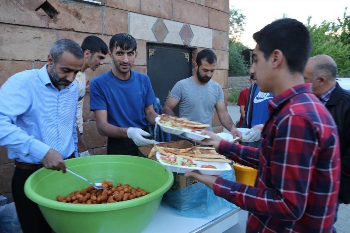 Varto M&uuml;ft&uuml;l&uuml;ğ&uuml;nden &Ccedil;ocuklara İftar Yemeği