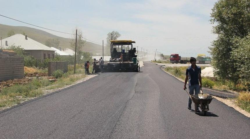 Muradiye&rsquo;de Yol Asfaltlama &Ccedil;alışması