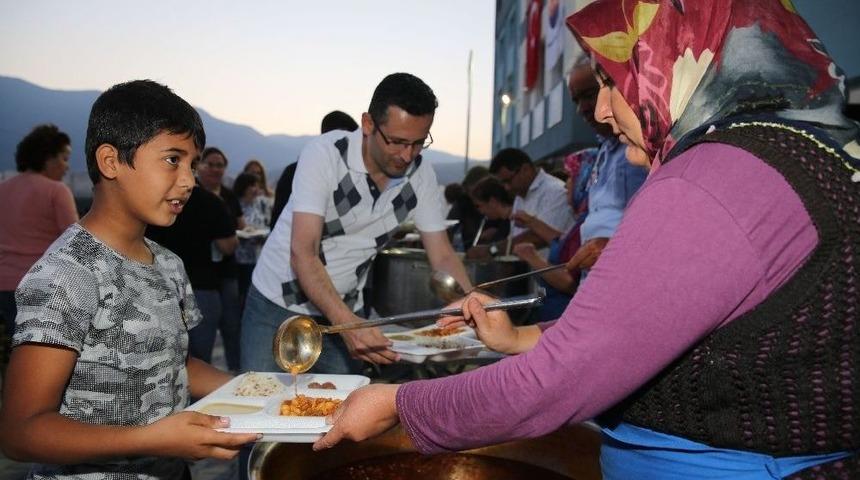 Finike&rsquo;de İftar Sofraları Kurulmaya Devam Ediyor
